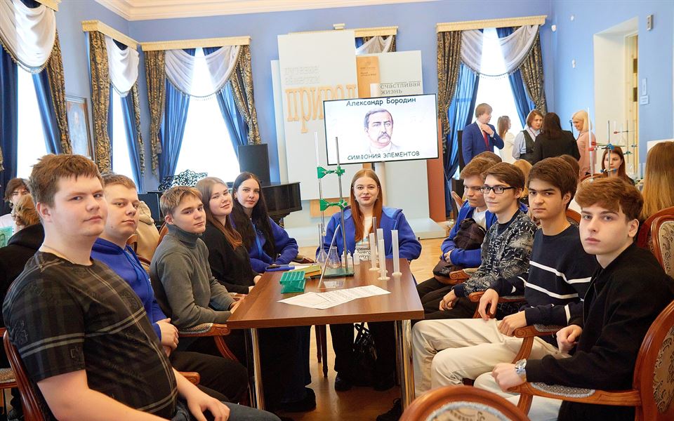 В Музей Выксы случилась настоящая «Симфония элементов»: химия встретилась с музыкой.