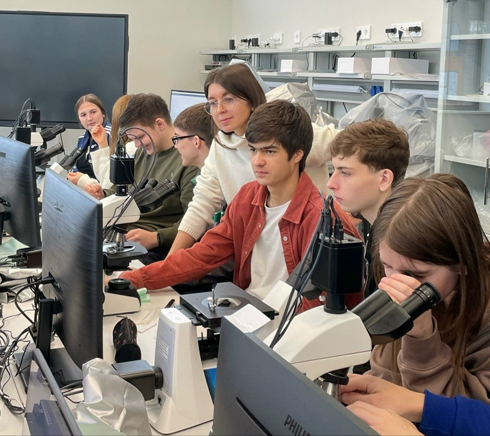 Работа с микроскопом и анализ материалов